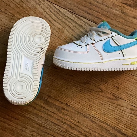 Nike White and Blue Low-Top Sneakers with Leather Upper - Picture 3 of 4